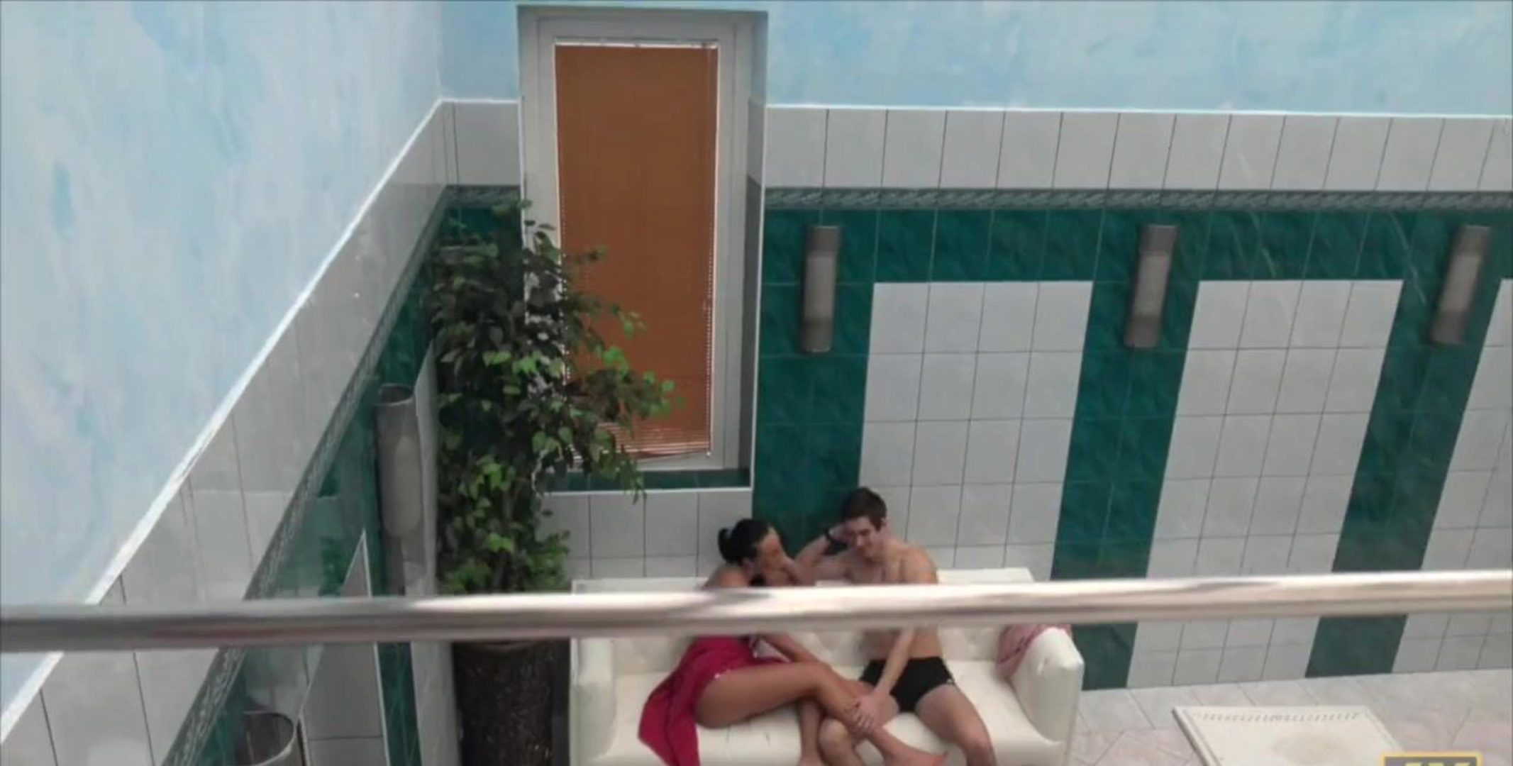 Swimming Pool Side Massage Sex Mom And Son afbeelding